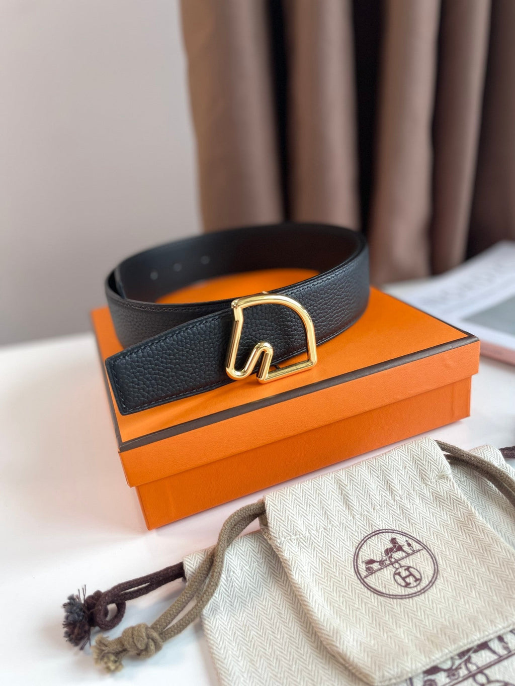 BOUCLE BELT BUCKLE & REVERSIBLE BLACK AND WHITE LEATHER STRAP 38MM GOLD HARDWARE