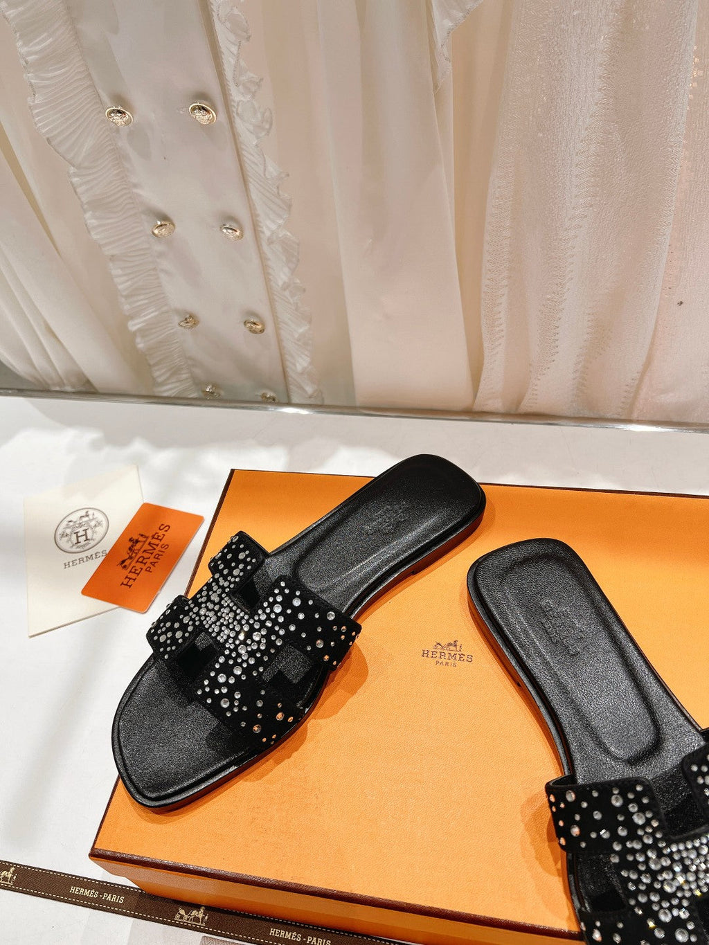 0RAN SANDAL BLACK LAMBSKIN ATTACH CRYSTALS