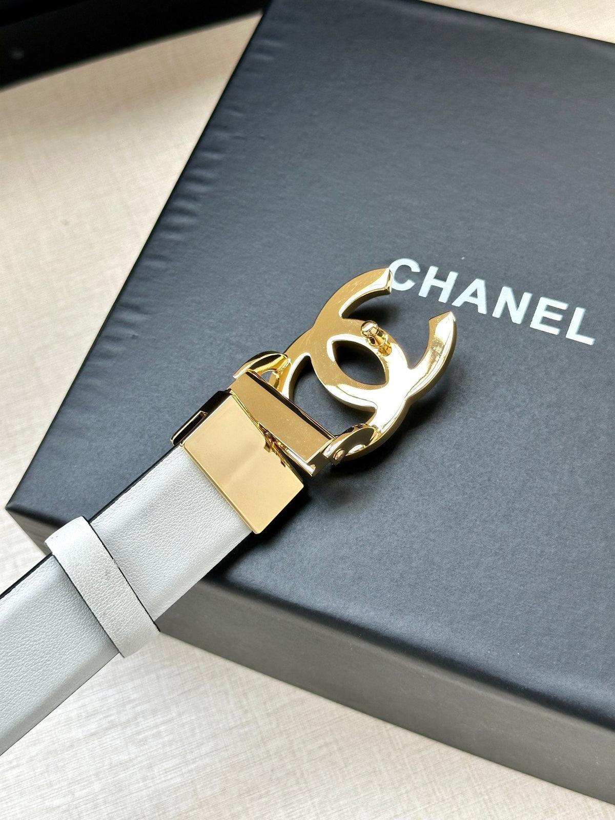 CC 30MM BELT IN WHITE AND BLACK CALFSKIN WITH GOLD HARDWARE