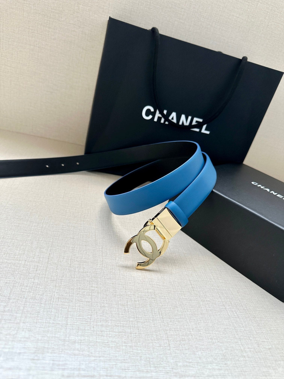 CC 30MM BELT IN BLUE AND BLACK CALFSKIN WITH GOLD HARDWARE