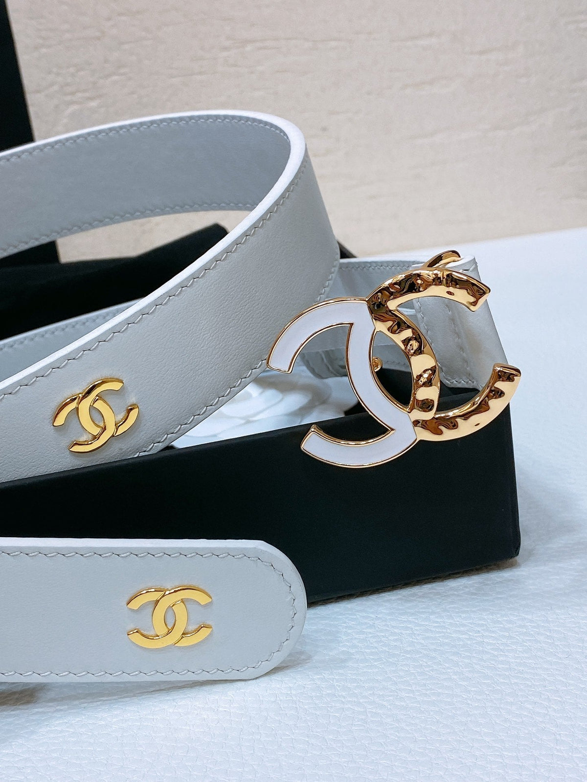 CC BELT 30MM IN WHITE SMOOTH CALFSKIN GOLD MIX WHITE HARDWARE