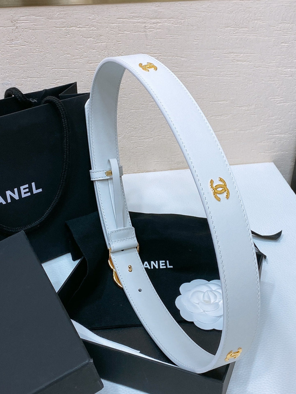 CC BELT 30MM IN WHITE SMOOTH CALFSKIN GOLD MIX WHITE HARDWARE