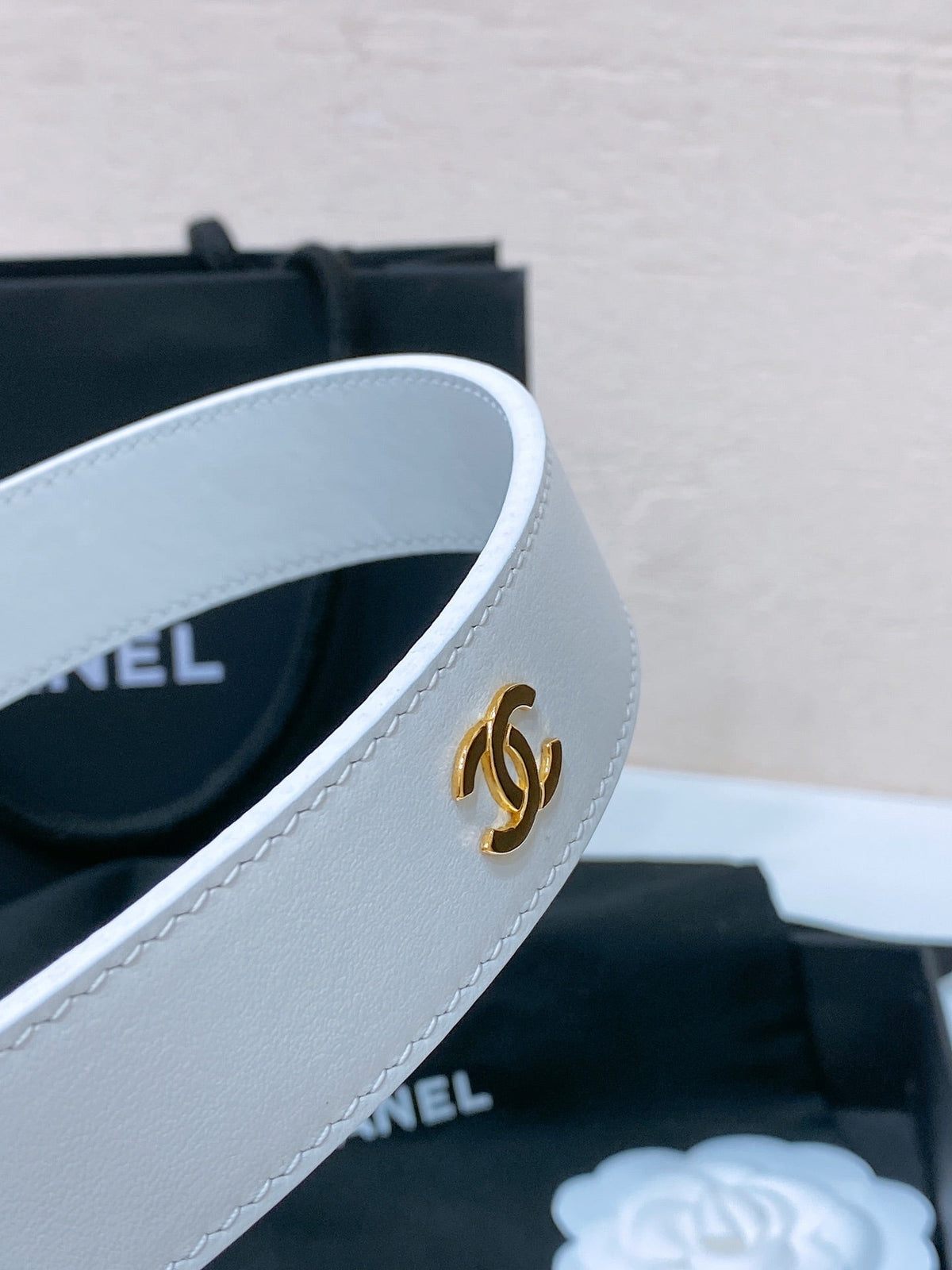 CC BELT 30MM IN WHITE SMOOTH CALFSKIN GOLD MIX WHITE HARDWARE