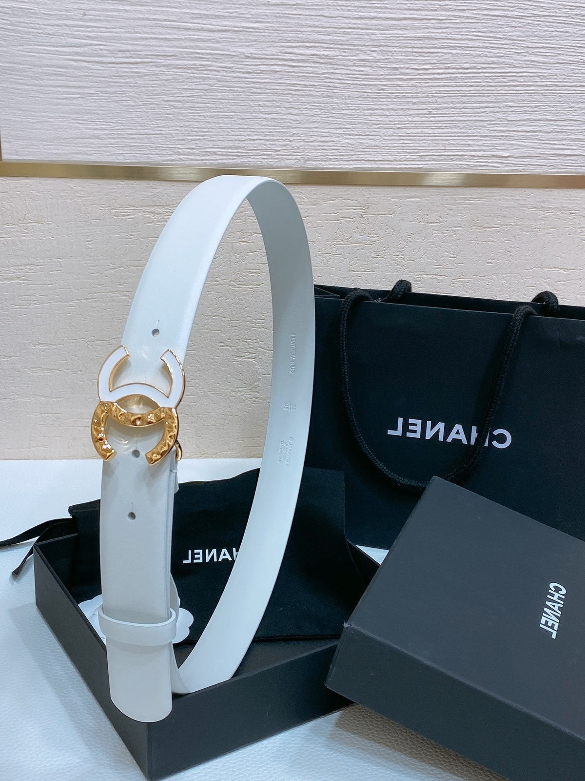 CC BELT 30MM IN WHITE SMOOTH CALFSKIN GOLD MIX WHITE METAL LOGO