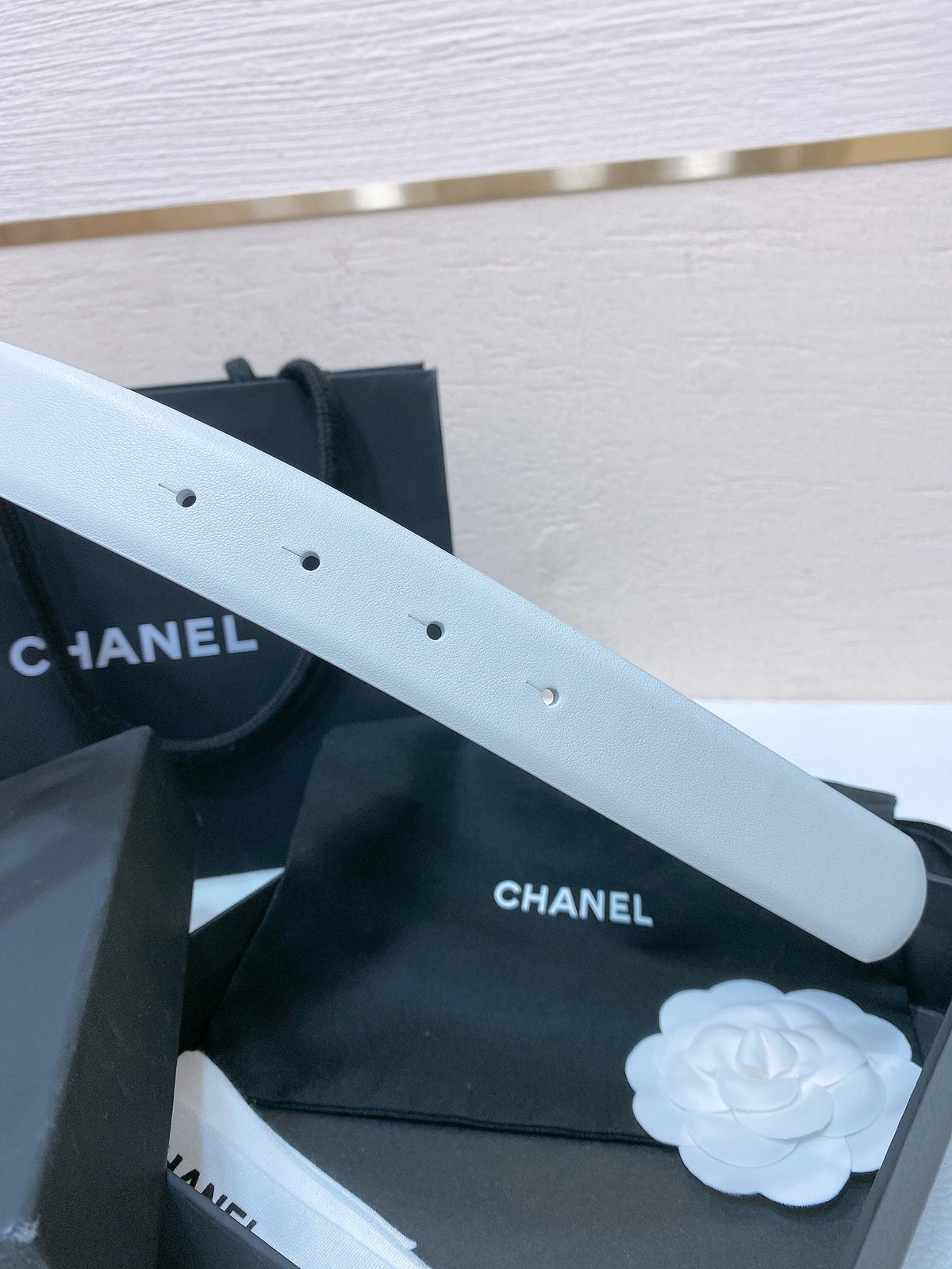 CC BELT 30MM IN WHITE SMOOTH CALFSKIN GOLD MIX WHITE METAL LOGO