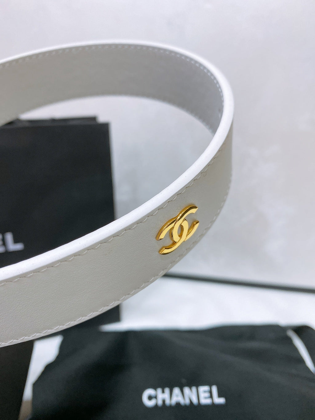 CC 30MM BELT IN WHITE SMOOTH CALFSKIN WHITE MIX BLACK METAL LOGO GOLD HARDWARE