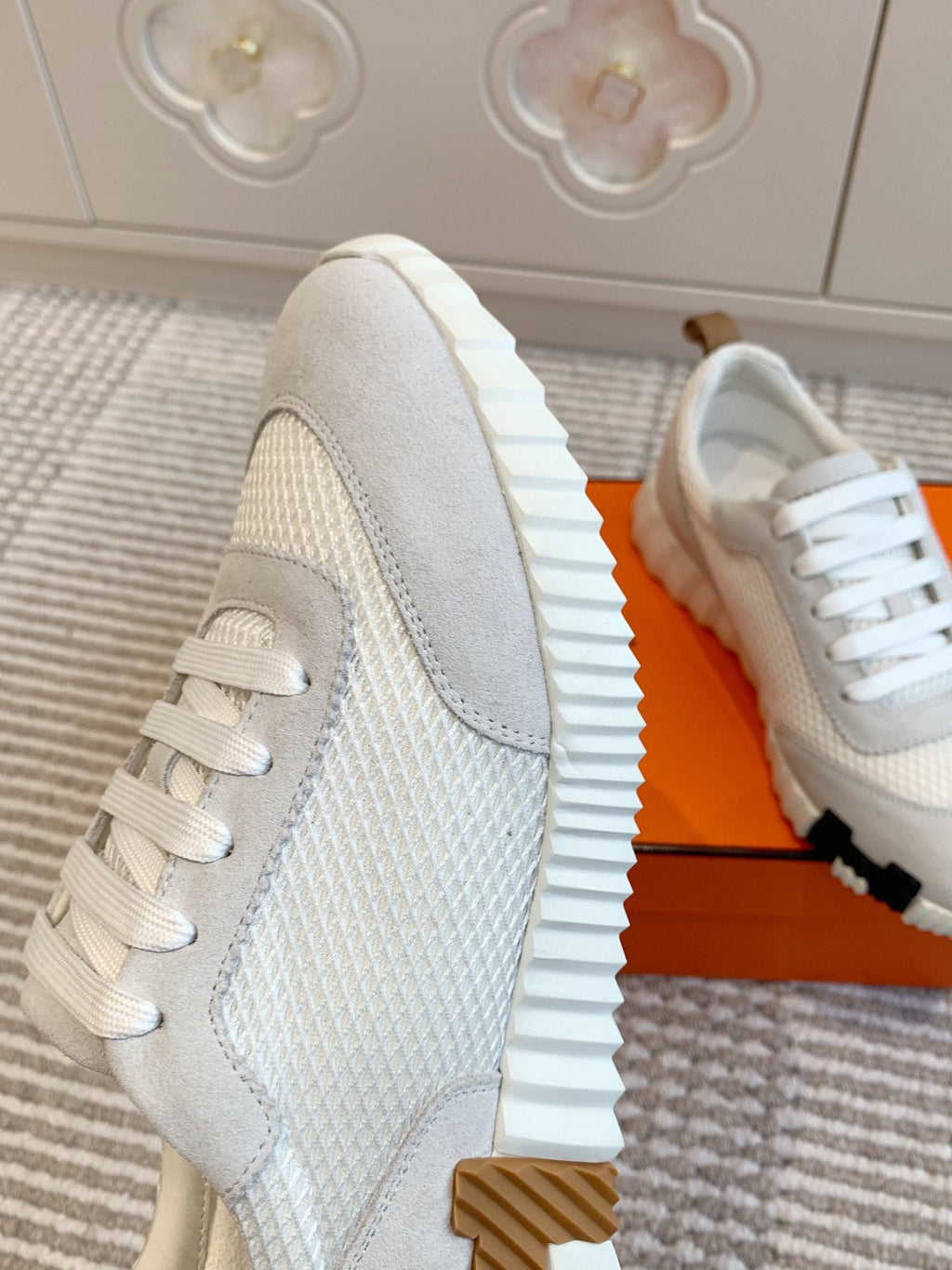 BOUNCING SNEAKER IN WHITE GRAPHIC MESH AND PASTEL GRAY SUEDE