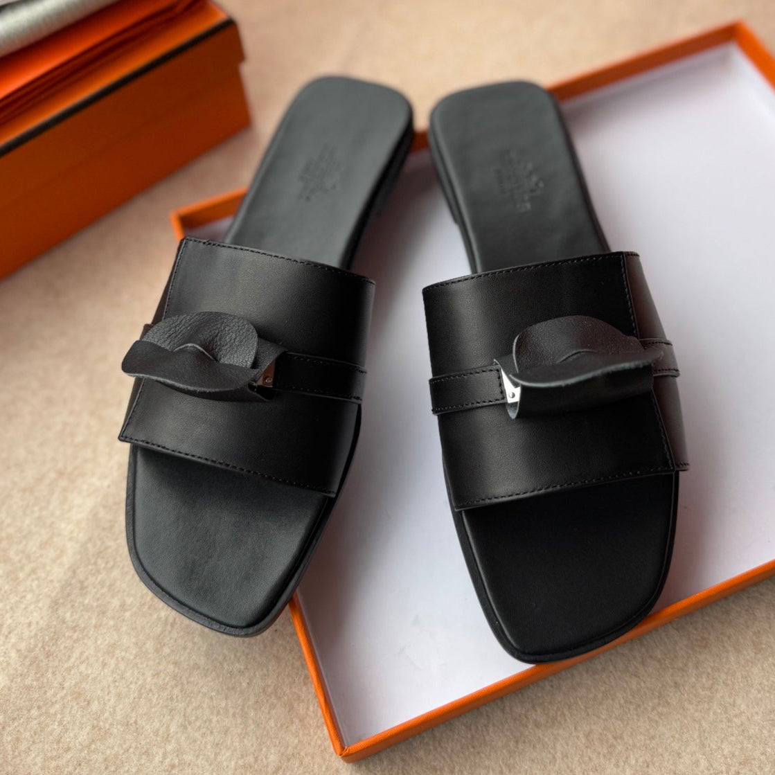 0RAN SANDALS IN BLACK CALFSKIN