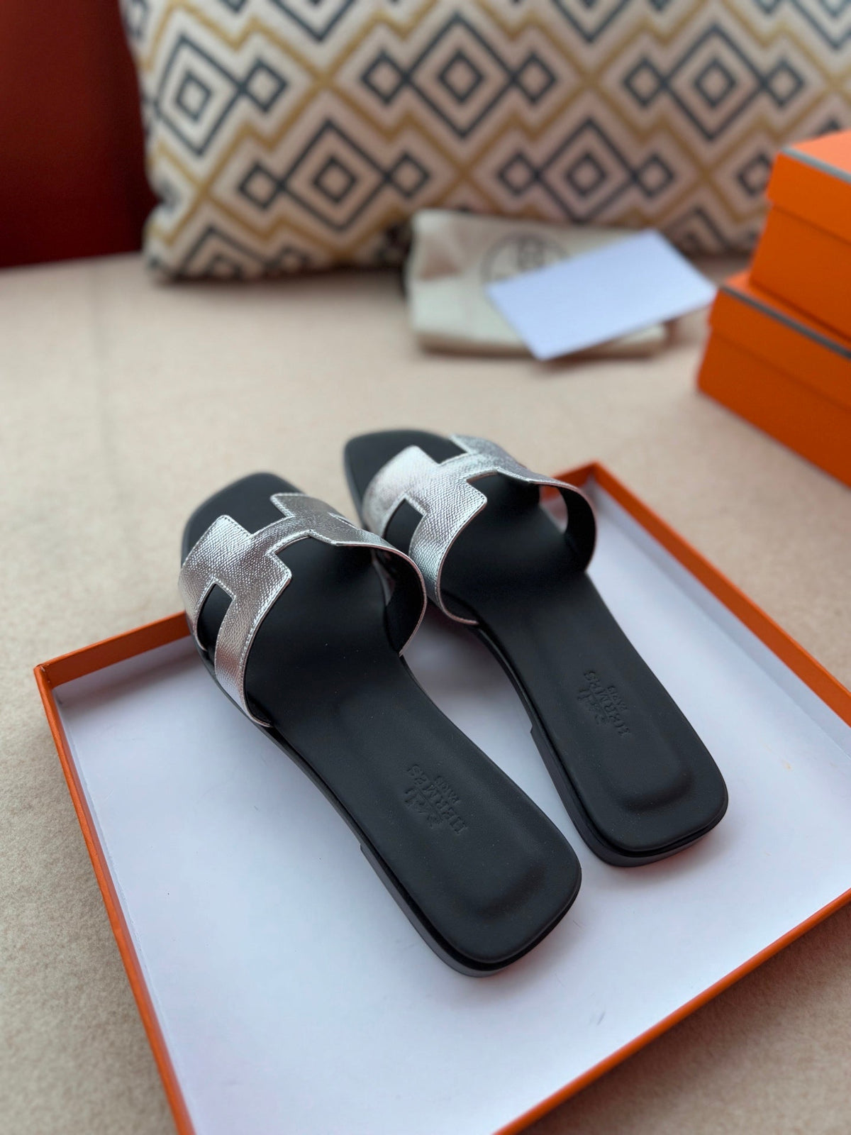 0RAN SANDALS IN SILVER CALFSKIN