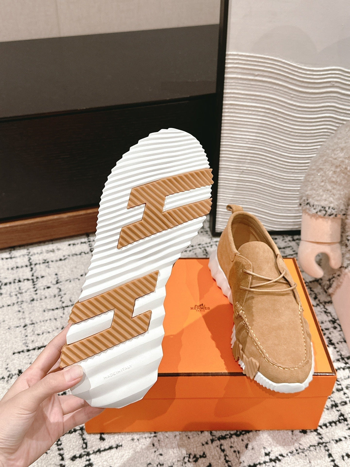 INCREASE SNEAKER IN PEANUT BROWN SUEDE