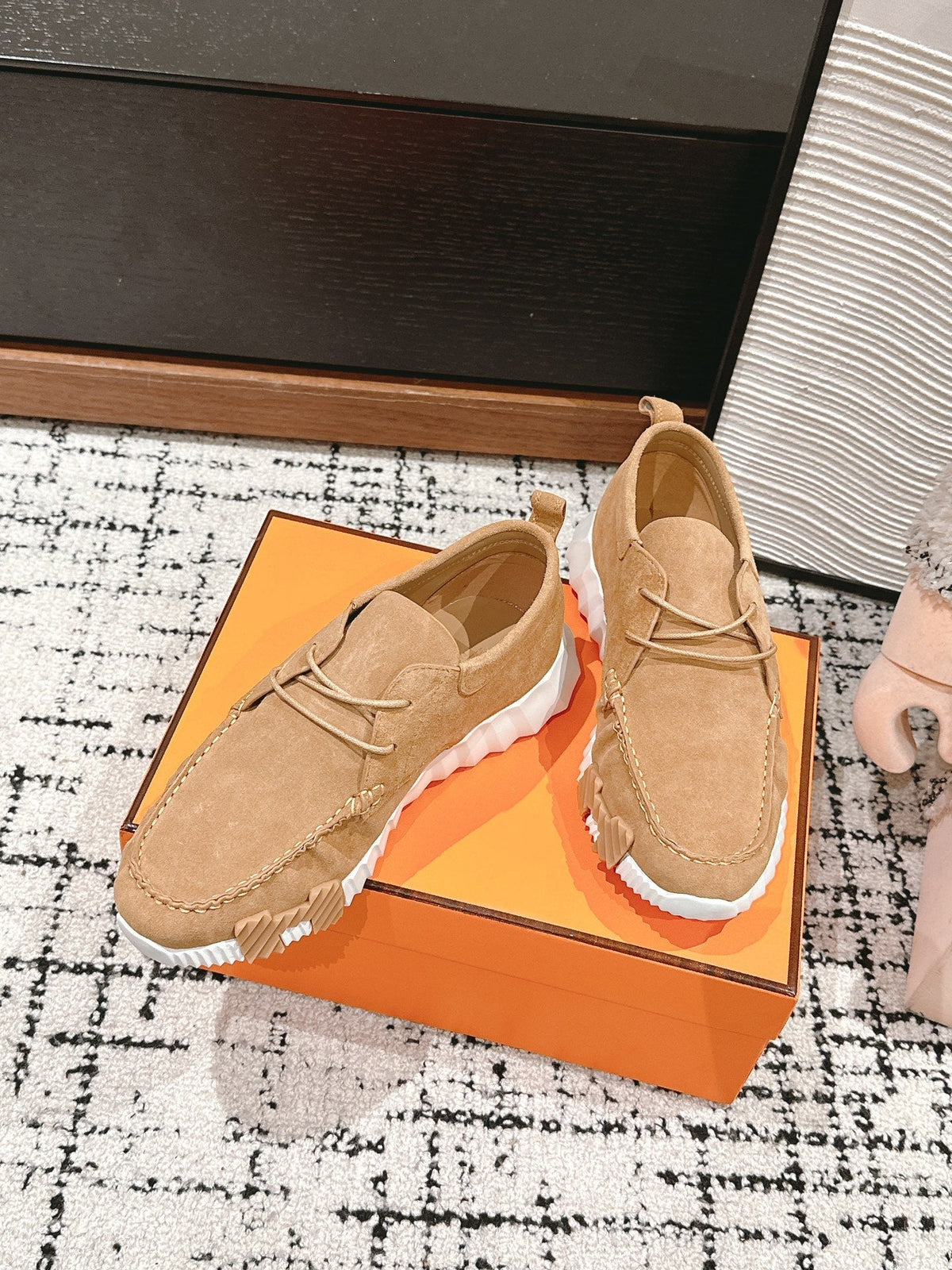 INCREASE SNEAKER IN PEANUT BROWN SUEDE