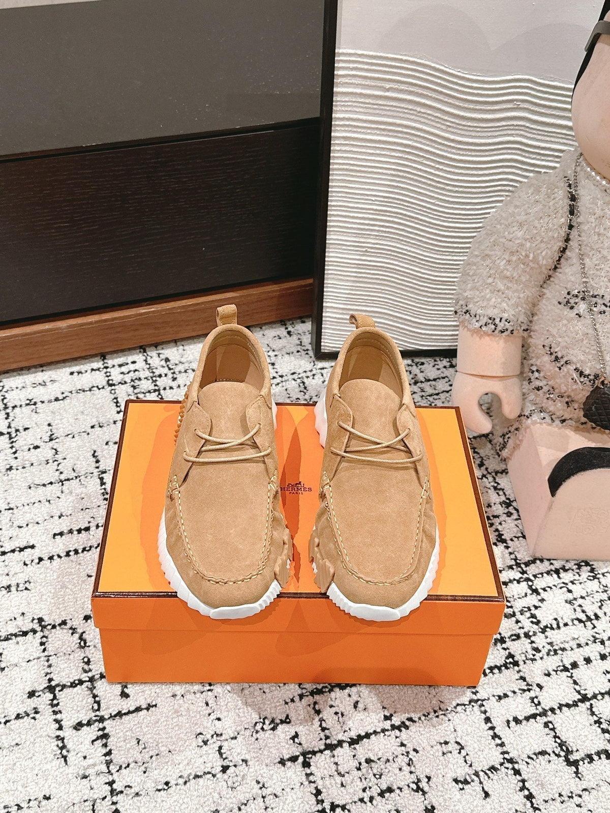 INCREASE SNEAKER IN PEANUT BROWN SUEDE