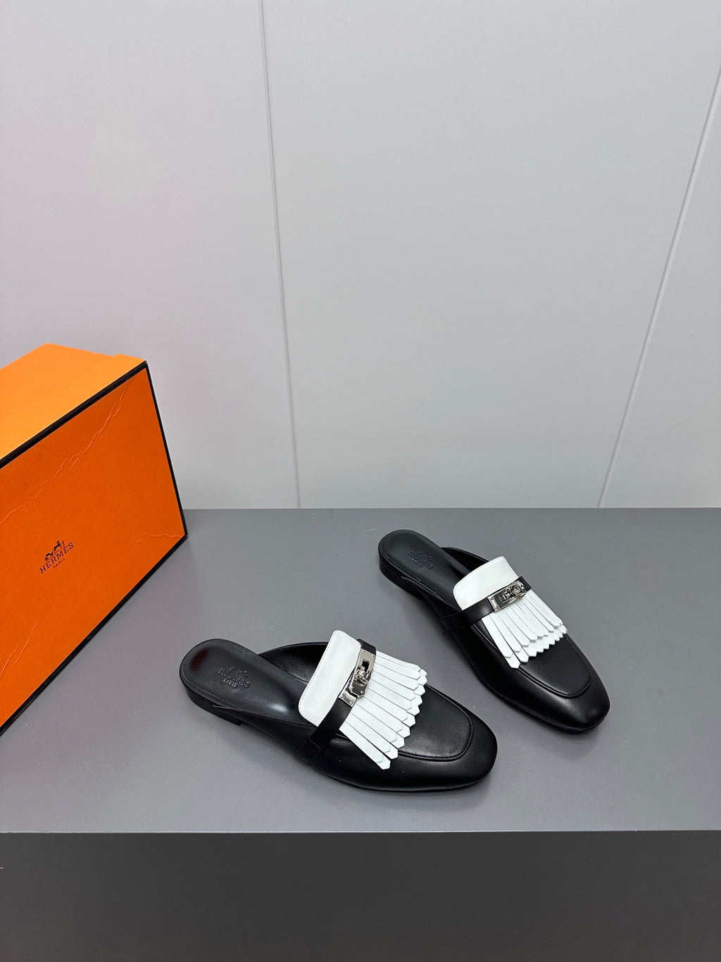 0Z MULE IN BLACK LAMBSKIN WITH WHITE FRINGE DETAIL
