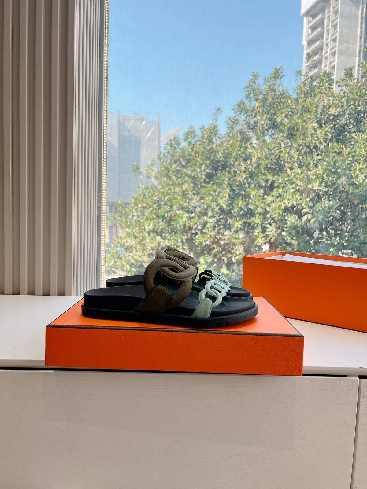 EXTRA SANDAL IN ARMY GREEN MIX ELECTRIC BLUE CALFSKIN