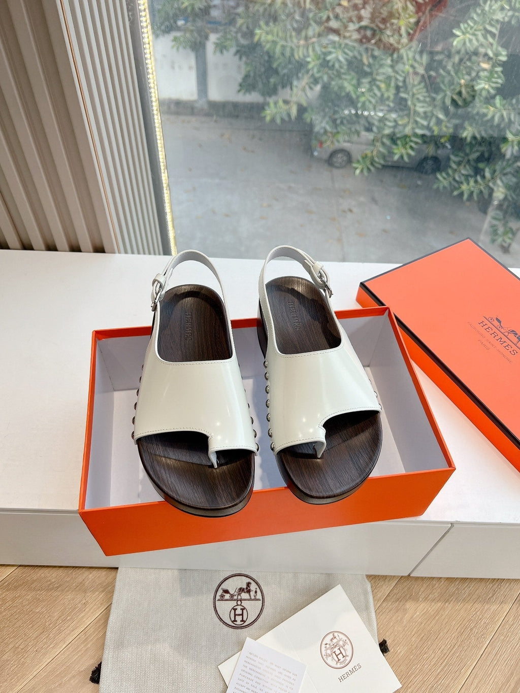 FLAT SANDAL IN WHITE CALFSKIN