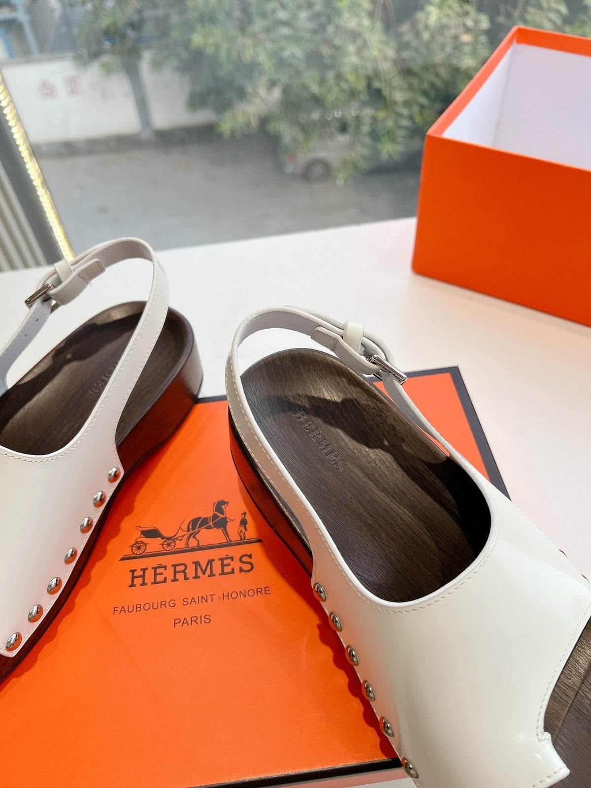 FLAT SANDAL IN WHITE CALFSKIN
