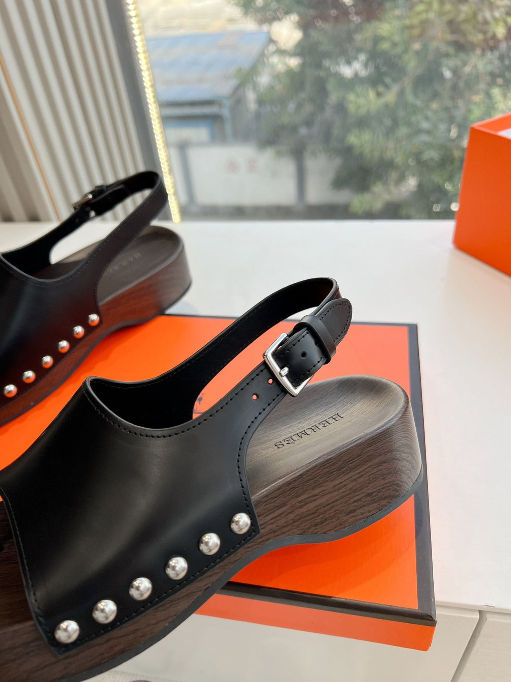 FLAT SANDAL IN BLACK CALFSKIN