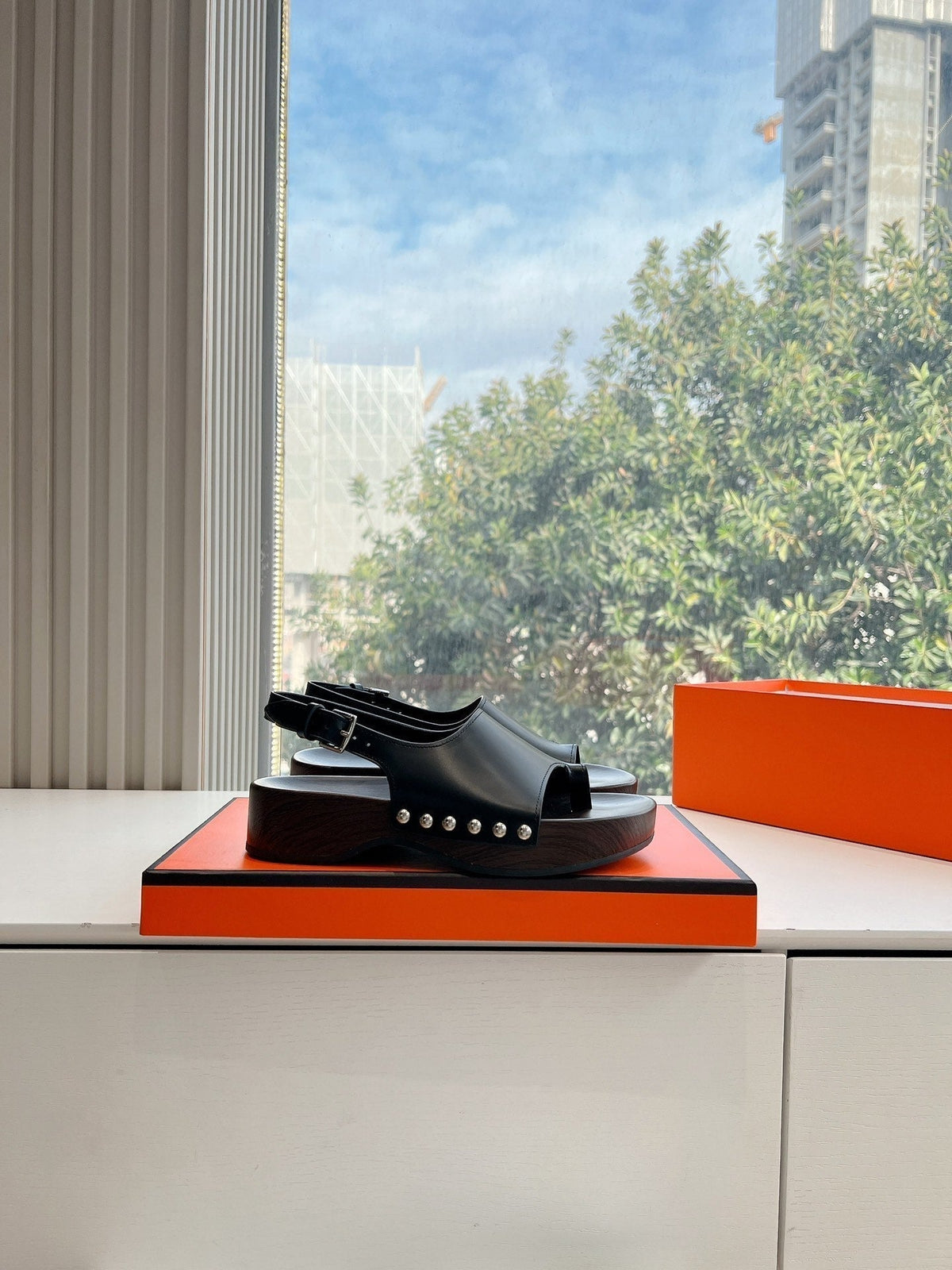 FLAT SANDAL IN BLACK CALFSKIN