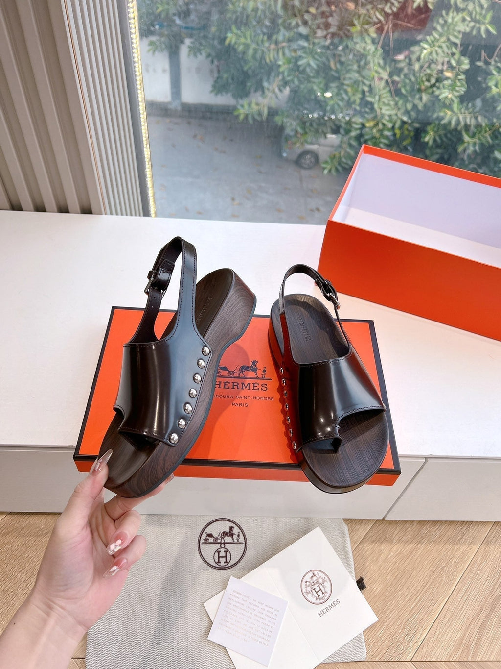 FLAT SANDAL IN BRUNETTE BROWN CALFSKIN