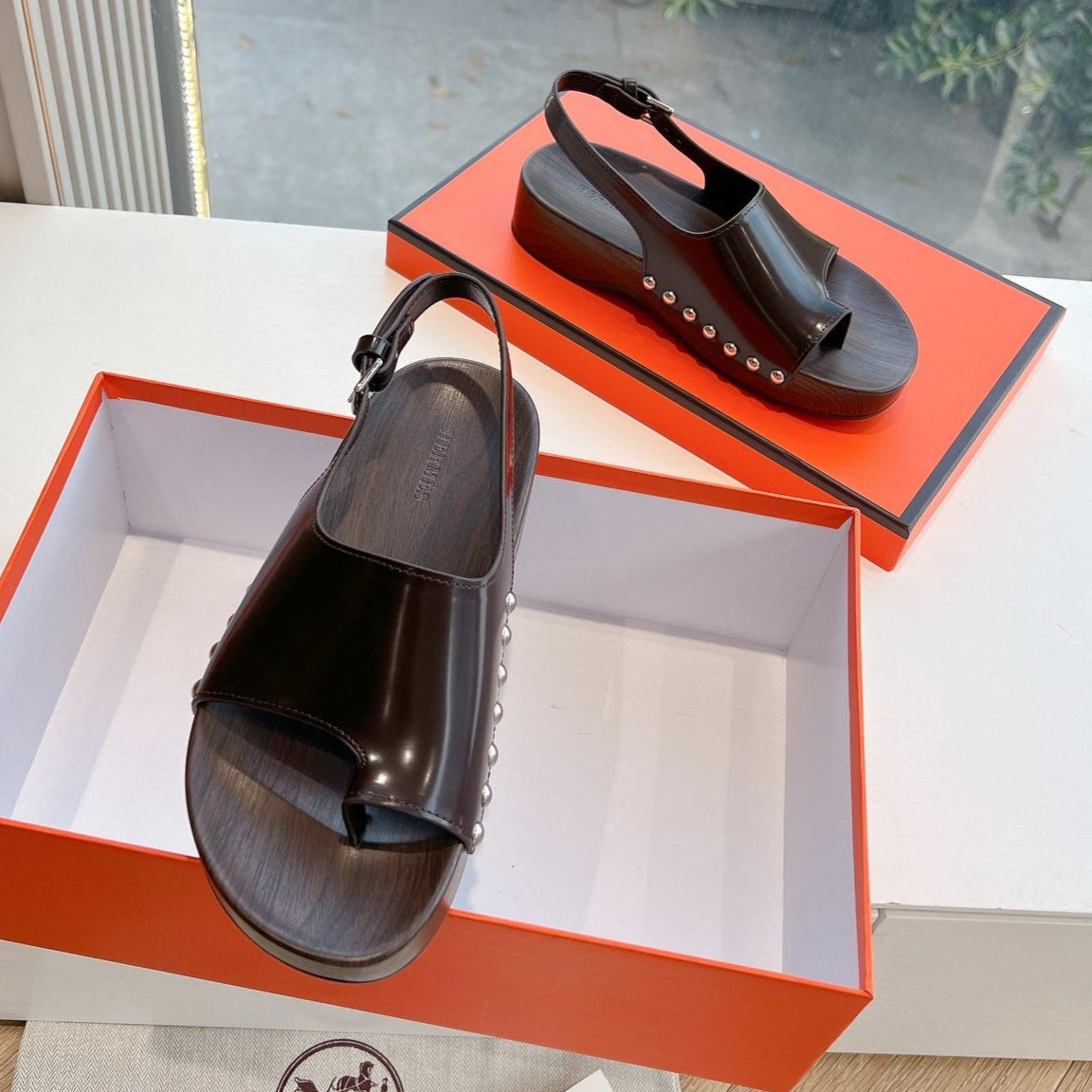 FLAT SANDAL IN BRUNETTE BROWN CALFSKIN