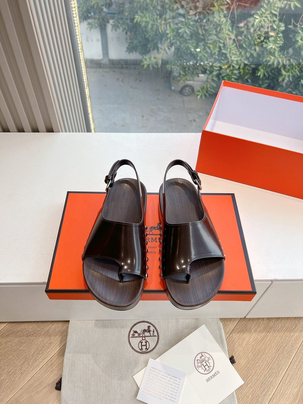 FLAT SANDAL IN BRUNETTE BROWN CALFSKIN