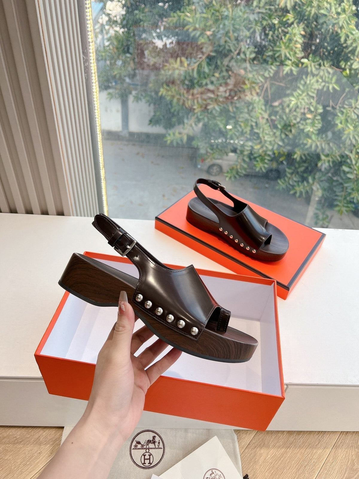 FLAT SANDAL IN BRUNETTE BROWN CALFSKIN