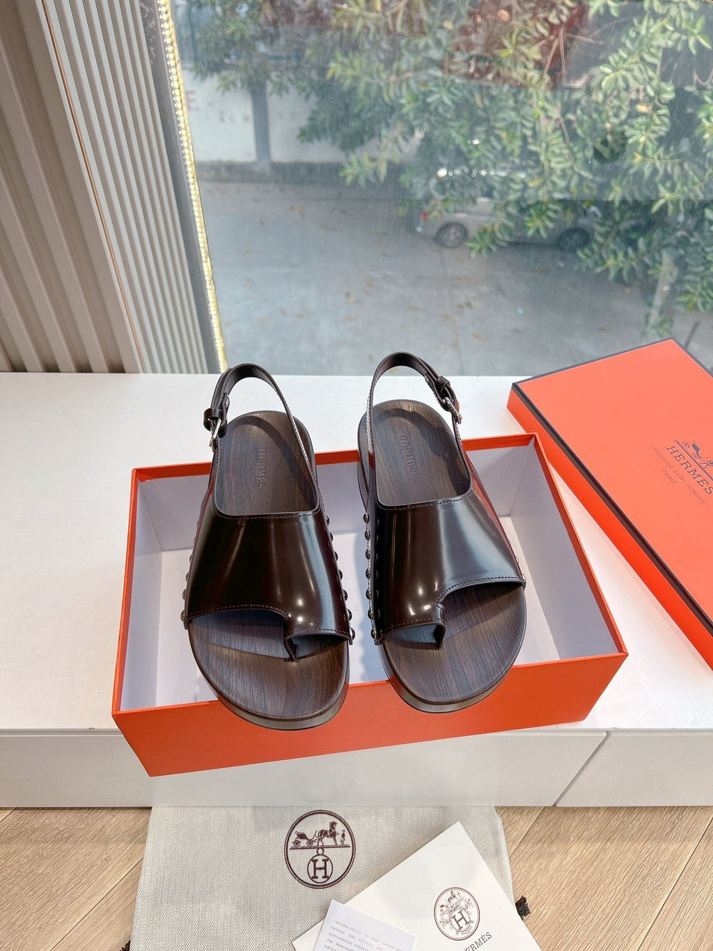 FLAT SANDAL IN BRUNETTE BROWN CALFSKIN