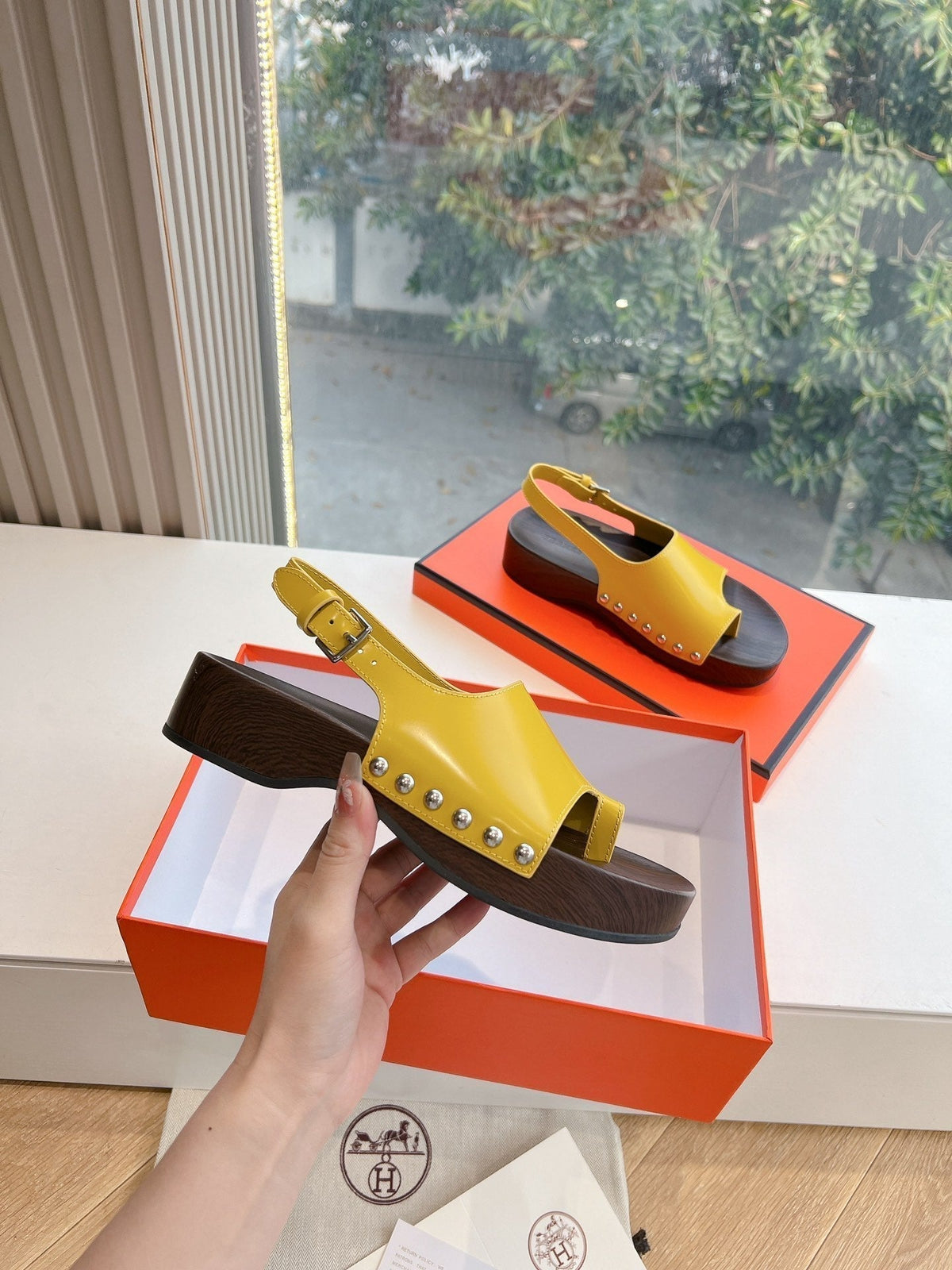 FLAT SANDAL IN CORN YELLOW CALFSKIN