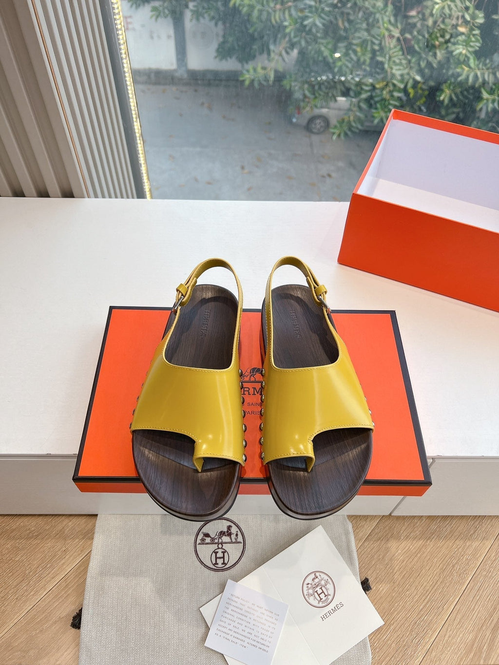 FLAT SANDAL IN CORN YELLOW CALFSKIN