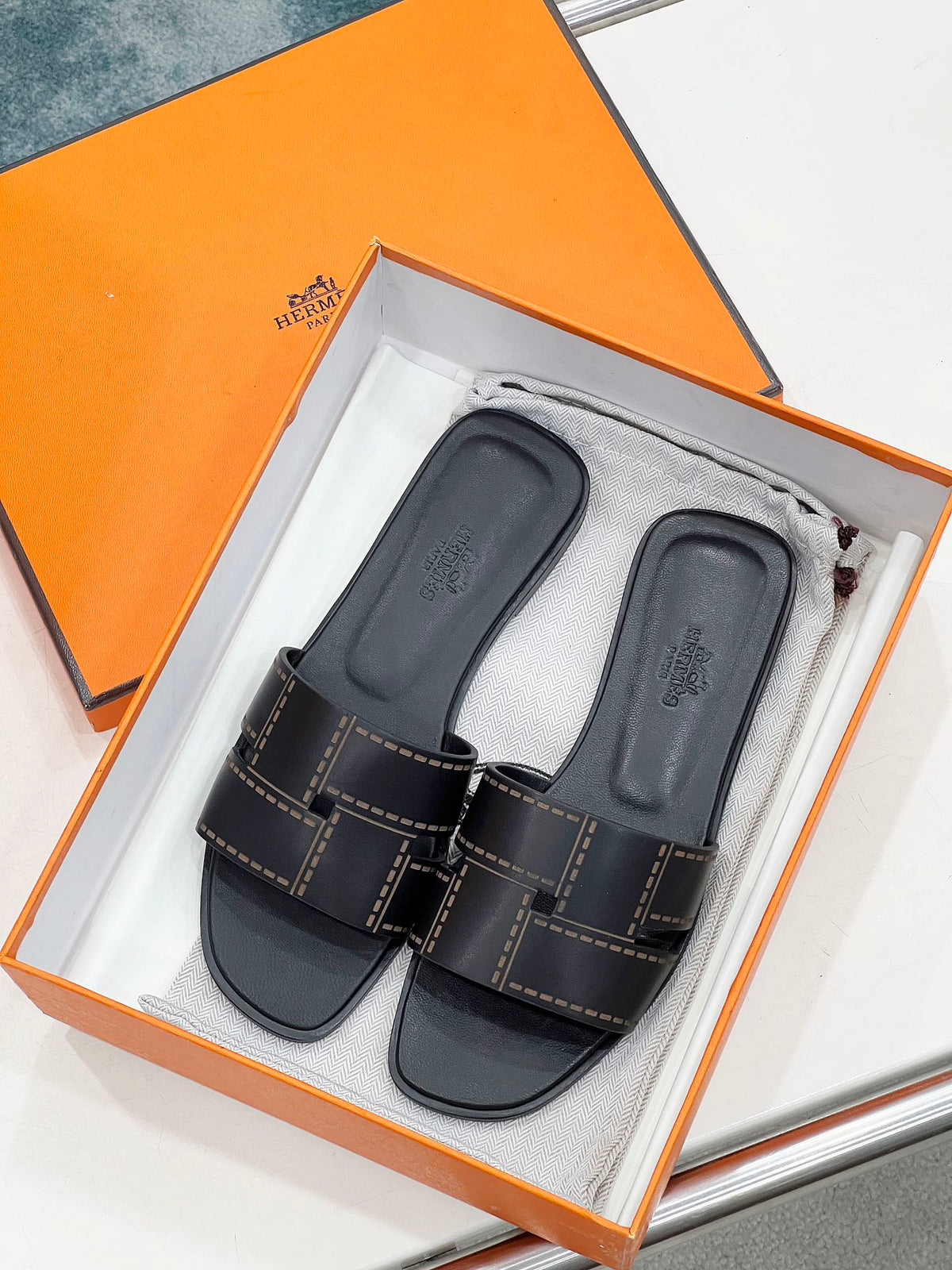 IDIOMA SANDAL IN BLACK CALFSKIN