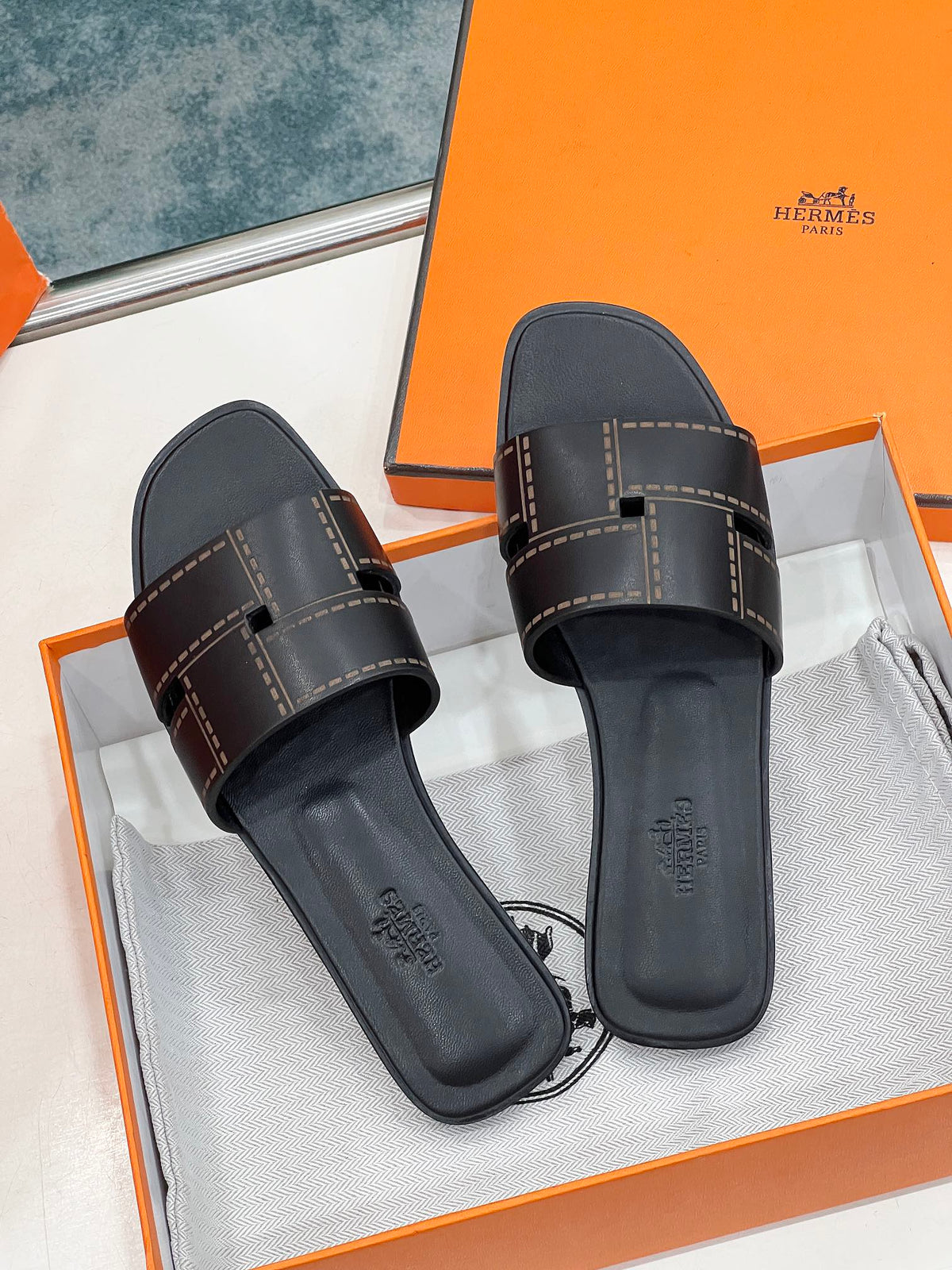 IDIOMA SANDAL IN BLACK CALFSKIN