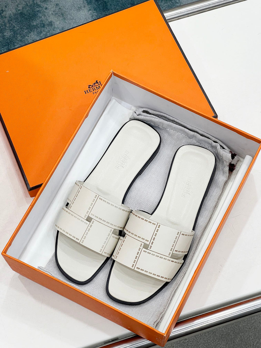 IDIOMA SANDAL IN WHITE CREAM CALFSKIN