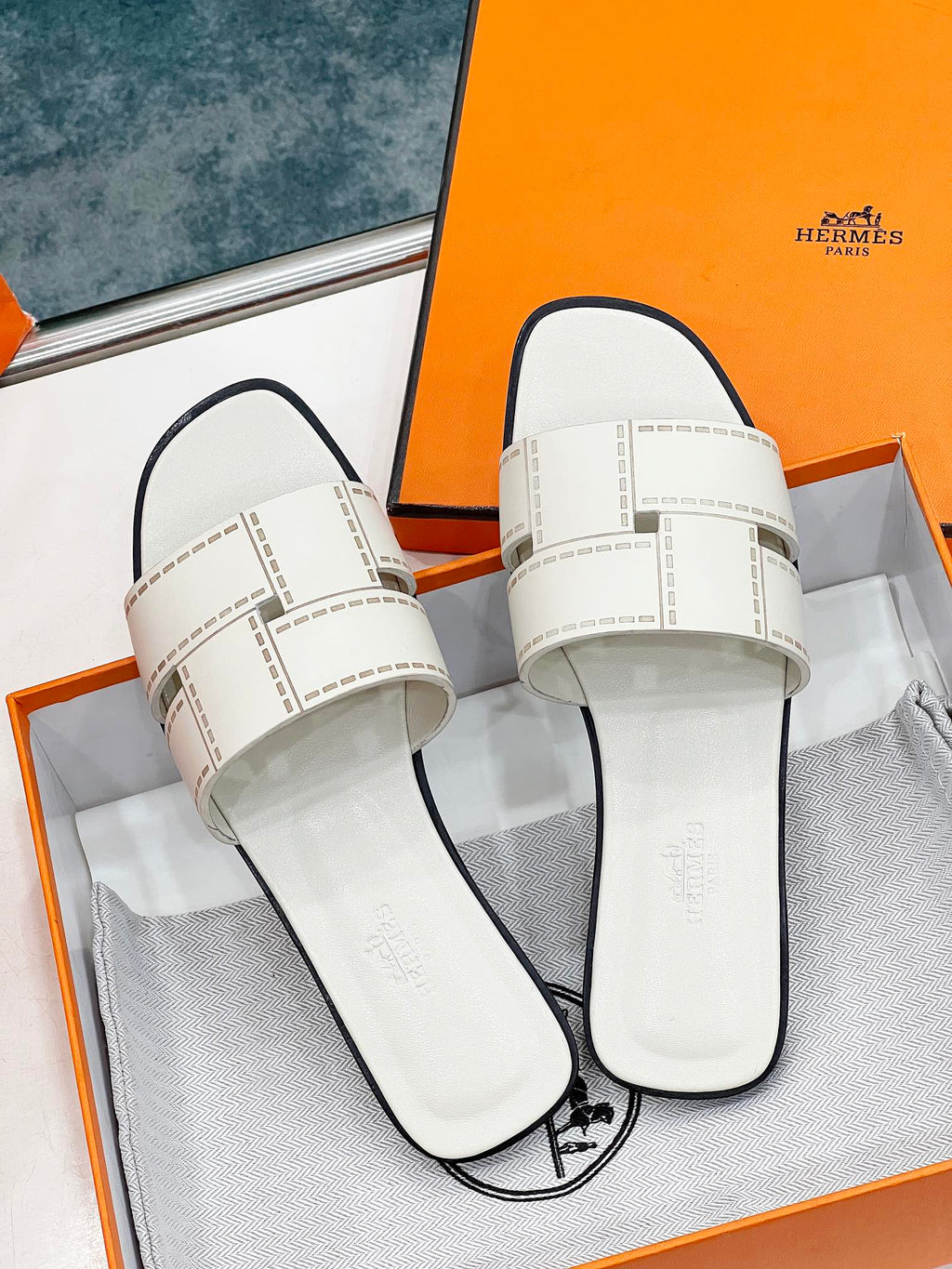 IDIOMA SANDAL IN WHITE CREAM CALFSKIN