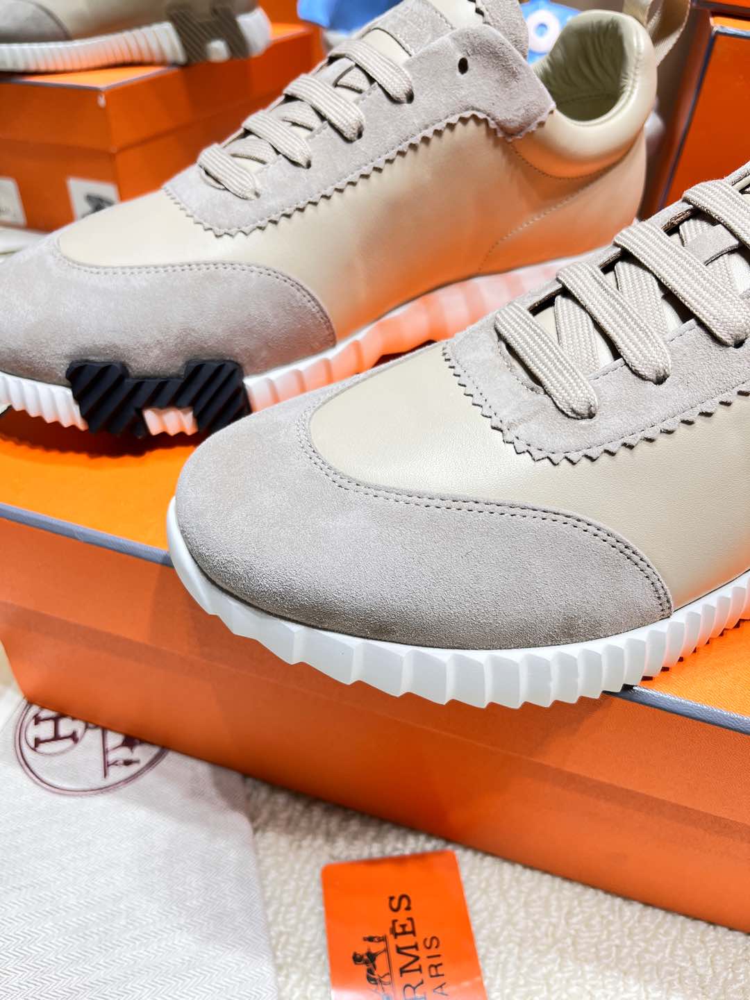 BOUNCING SNEAKER IN PALE GRAY SUEDE AND CALFSKIN