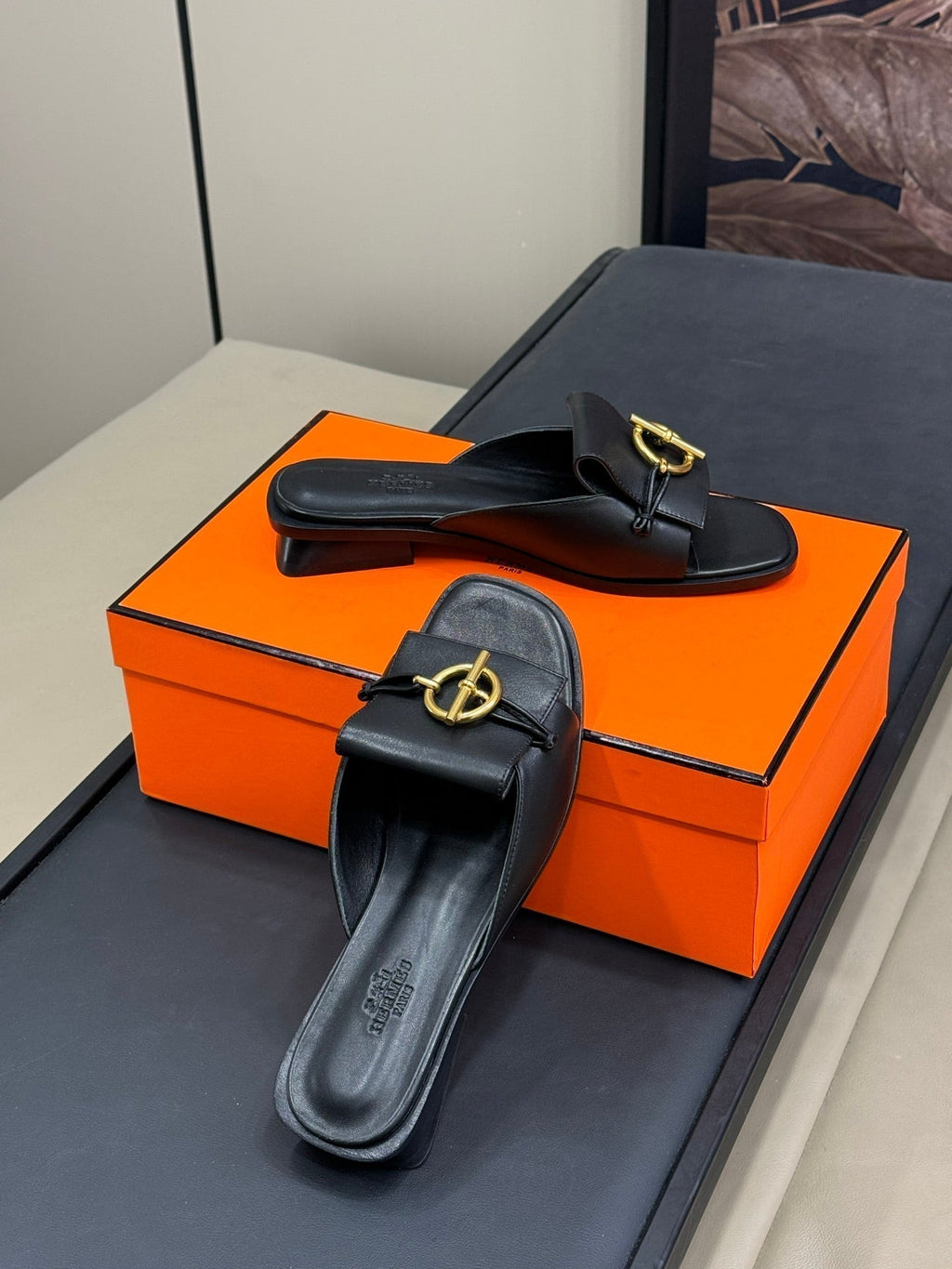 ISLE SANDAL IN BLACK CALFSKIN