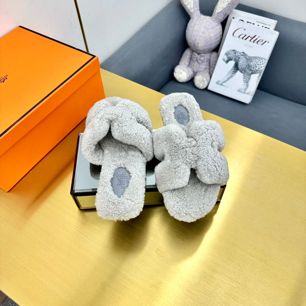 ORAN SHEARLING SANDALS PALE GRAY