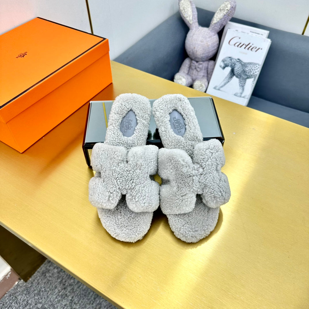 ORAN SHEARLING SANDALS PALE GRAY