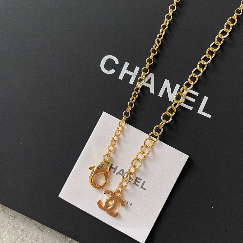 MULTI-CHARM CHAIN BELT IN GOLD METAL CRYSTAL DOUBLE C PENDANT AND OCEAN MOTIFS