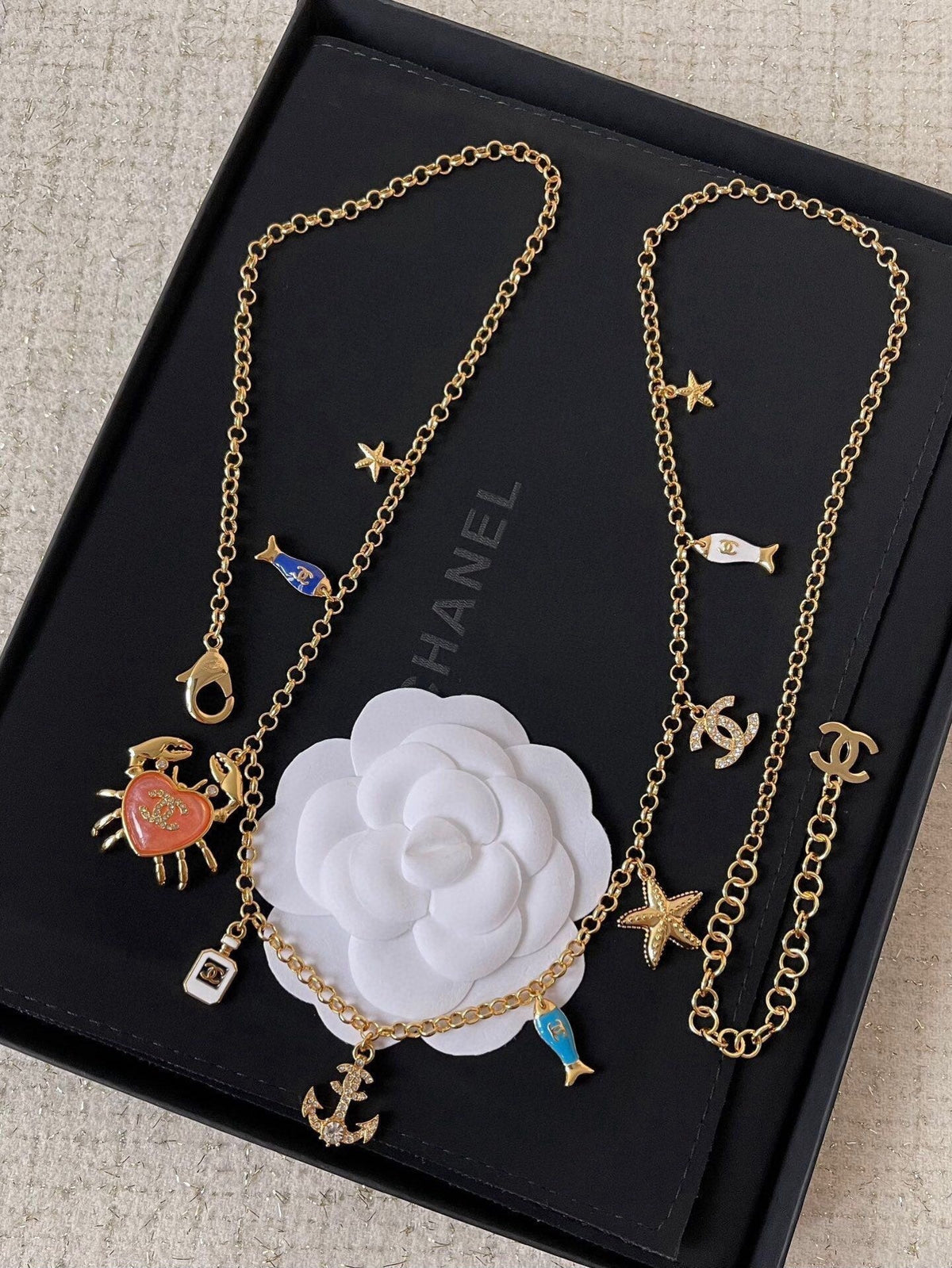 MULTI-CHARM CHAIN BELT IN GOLD METAL CRYSTAL DOUBLE C PENDANT AND OCEAN MOTIFS