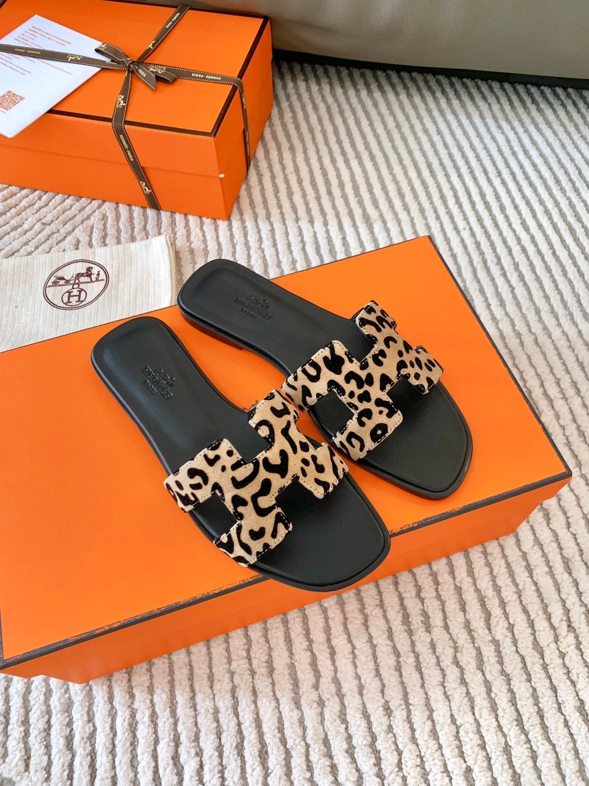 0RAN SANDAL IN CAMEL BROWN MIX BLACK SUEDE