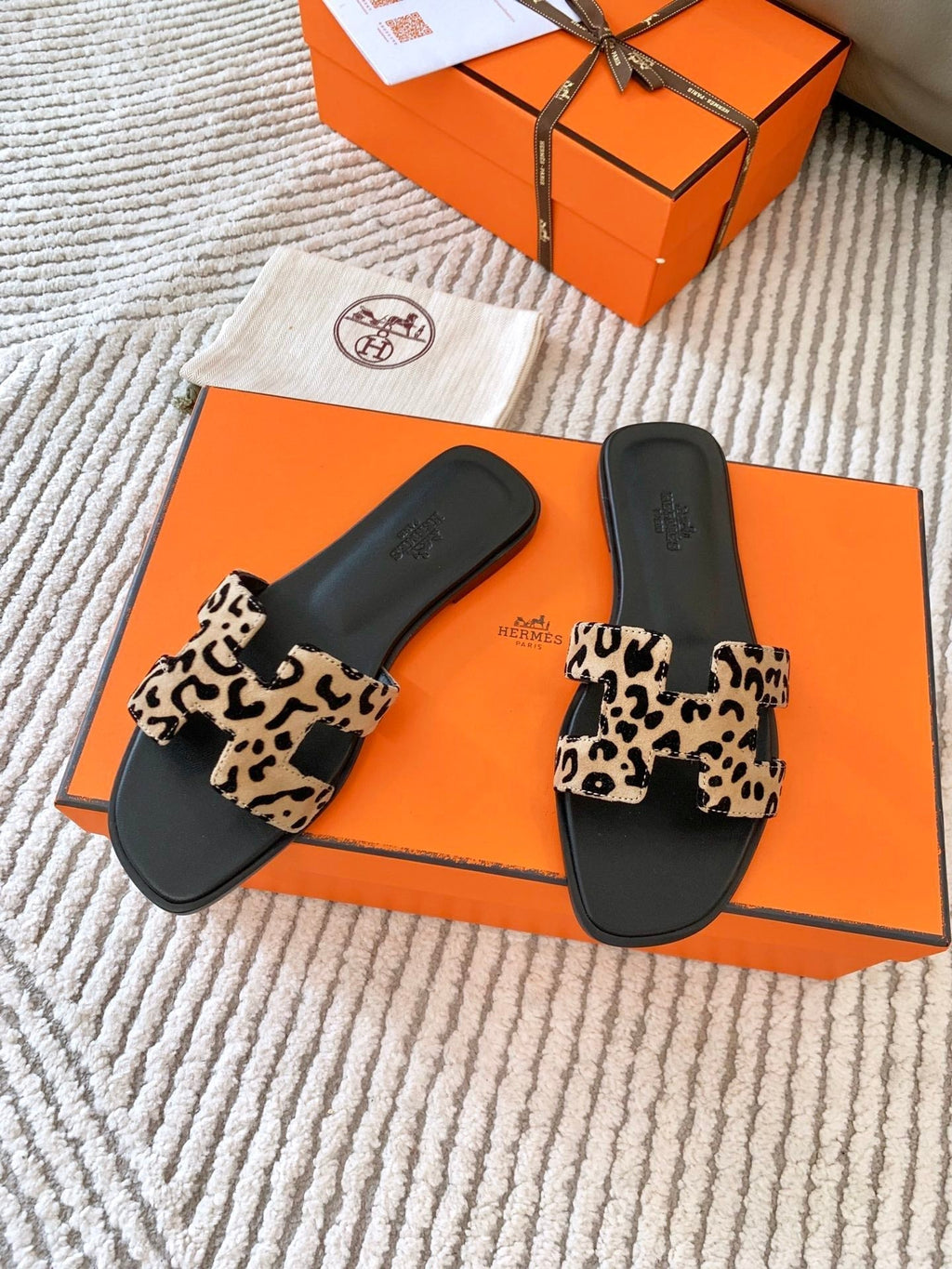 0RAN SANDAL IN CAMEL BROWN MIX BLACK SUEDE