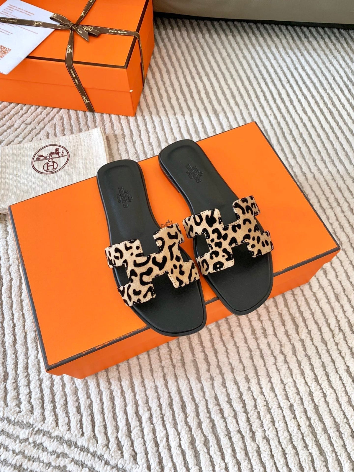 0RAN SANDAL IN CAMEL BROWN MIX BLACK SUEDE