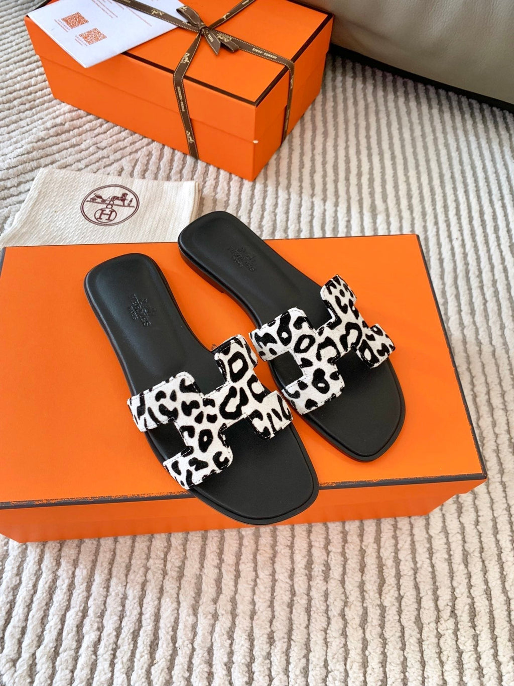 0RAN SANDAL IN BLACK MIX WHITE SUEDE